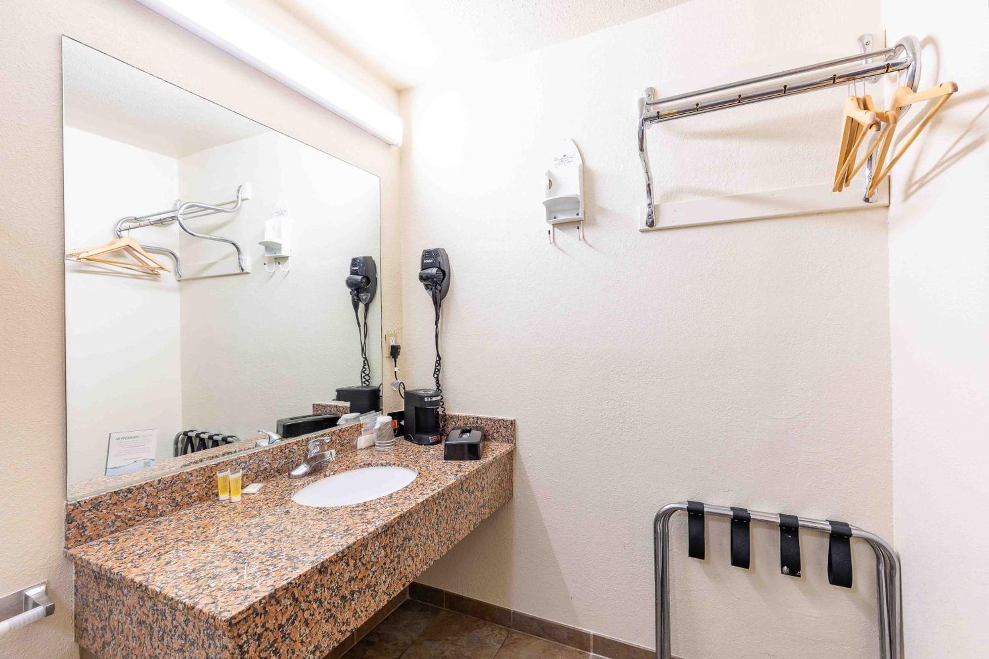 Days Inn By Wyndham Oklahoma City/Moore Bagian luar foto