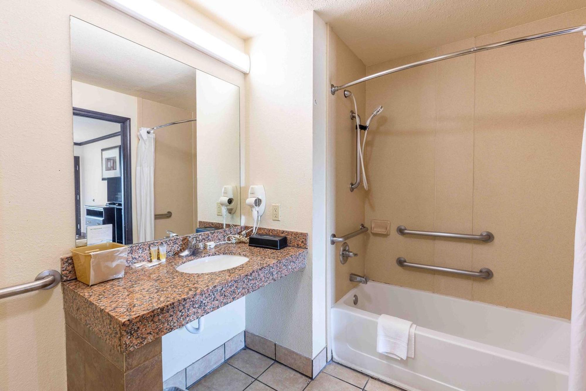 Days Inn By Wyndham Oklahoma City/Moore Bagian luar foto