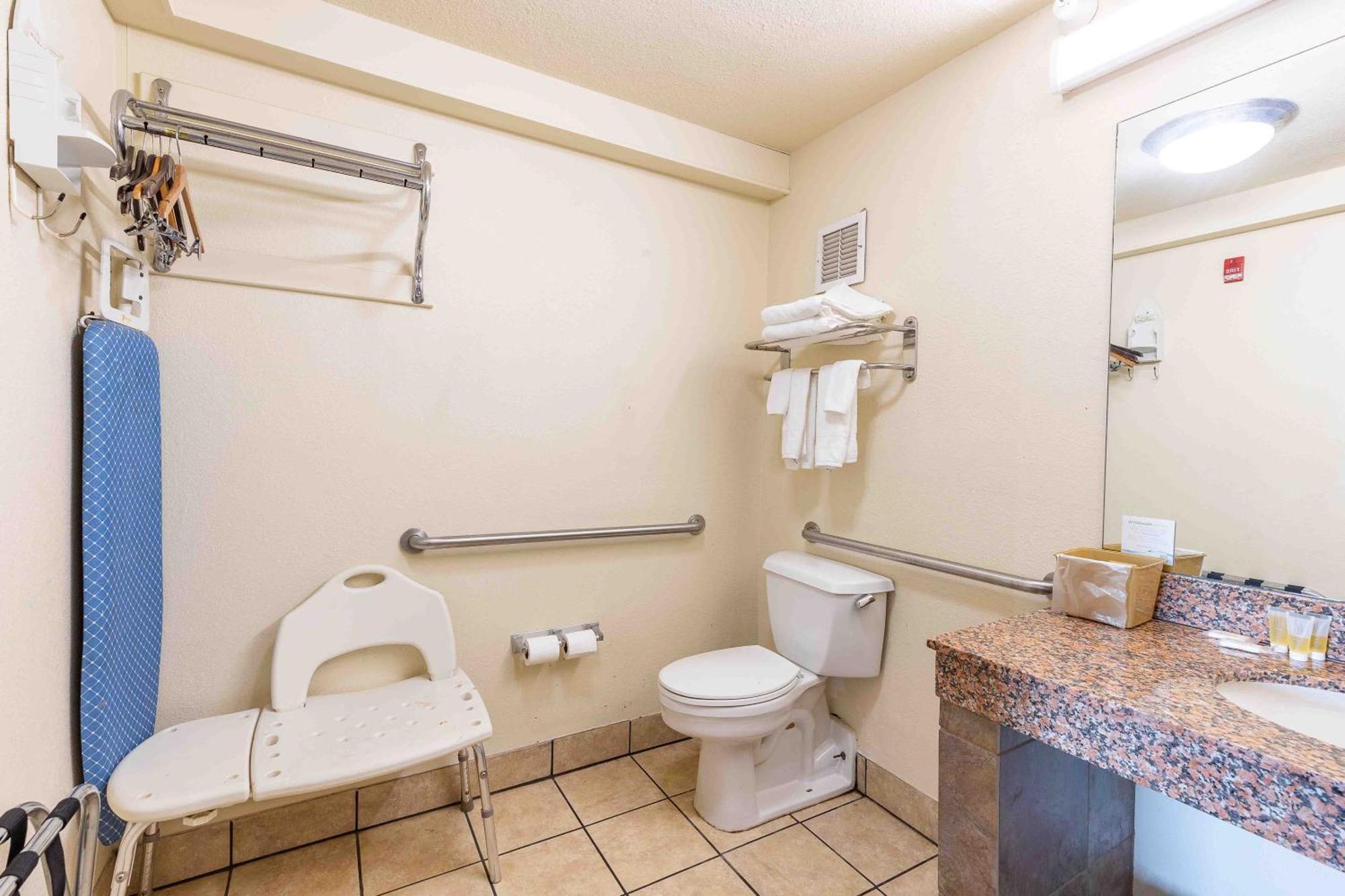 Days Inn By Wyndham Oklahoma City/Moore Bagian luar foto